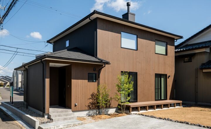 住まいを再生し、人と人をつなぐ。築45年の家を、素材の温もりを感じる和モダンな住まいへ。